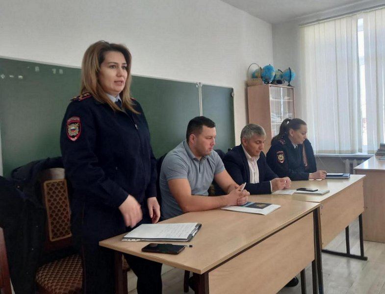 В Кабардино-Балкарии полицейские обсудили со школьниками способы противодействия вовлечению молодежи в экстремистскую деятельность
