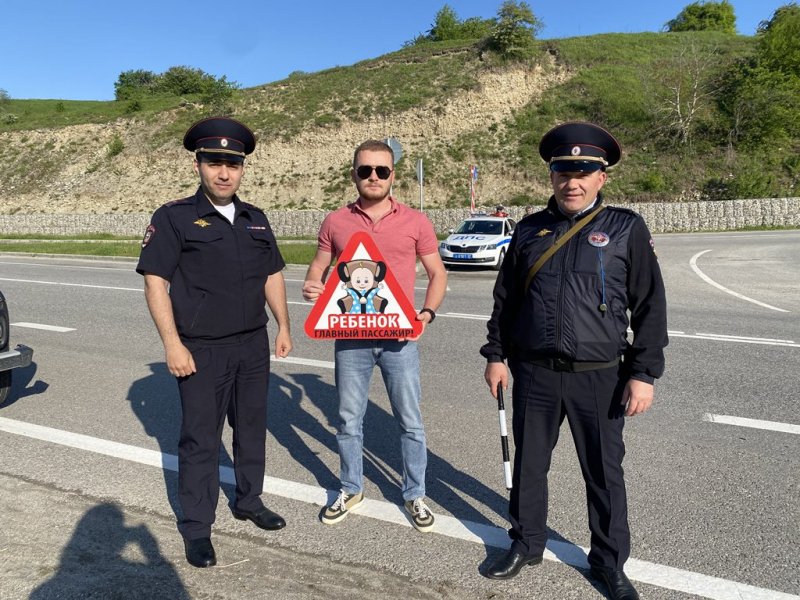 Сотрудники полиции и общественники Кабардино-Балкарии рассказали водителям об эффективности детских автокресел