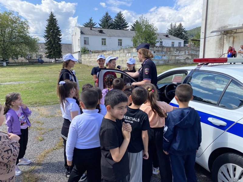 Автоинспекторы Кабардино-Балкарии провели для школьников минутки безопасности по ПДД и познакомили с работой Госавтоинспекции