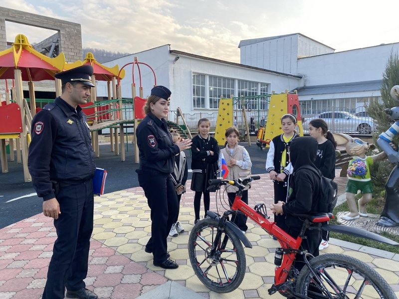 В Кабардино-Балкарии полицейские проводят экспресс-уроки безопасности для юных велосипедистов