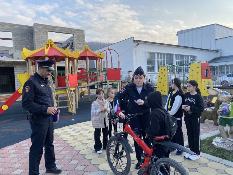 В Кабардино-Балкарии полицейские проводят экспресс-уроки безопасности для юных велосипедистов