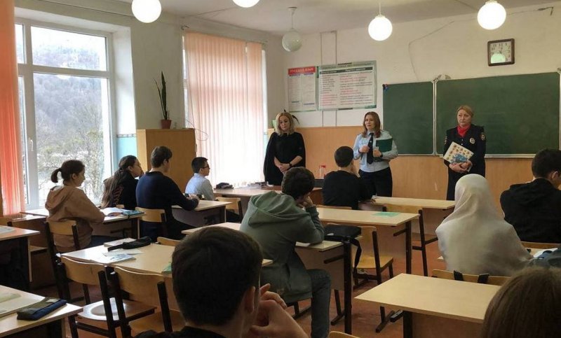 В Черекском районе инспекторы по делам несовершеннолетних организовали встречи со школьниками